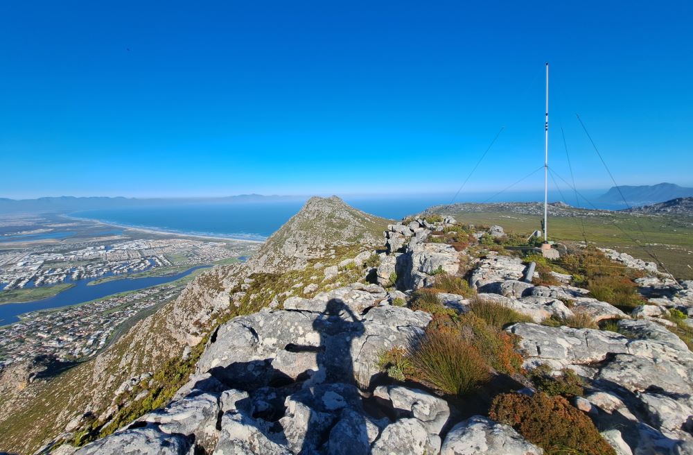 The mast at the top of Steenberg Buttress, with Muizenberg Peak and False Bay in the background